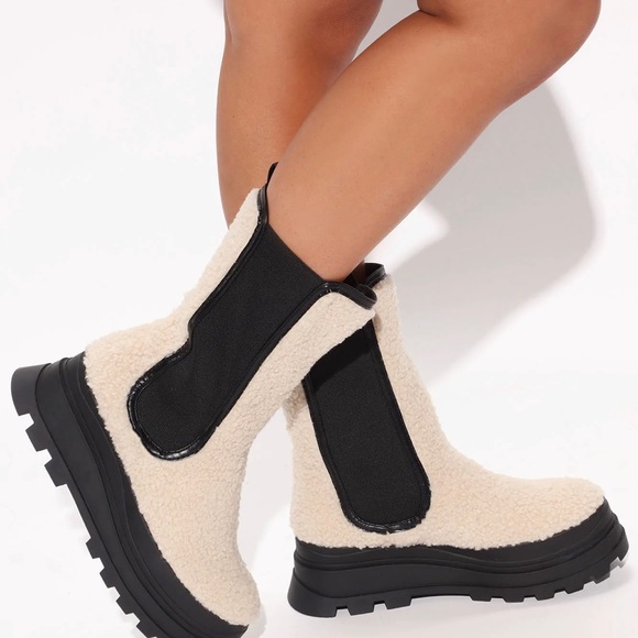 Women's Boots - Picture 2 of 3